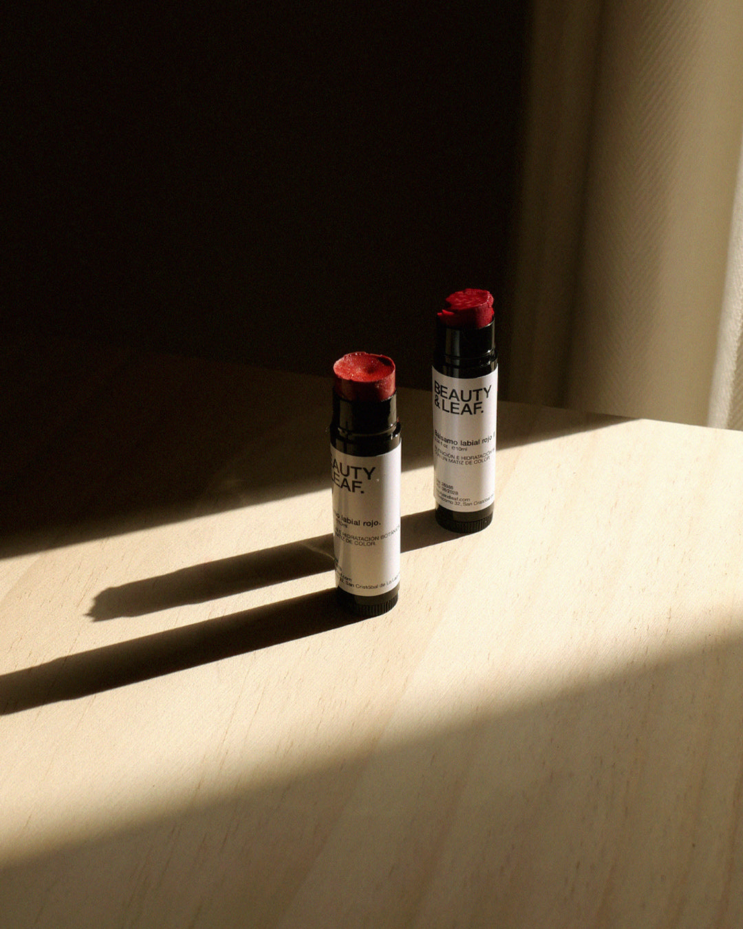 Bálsamo labial hidratante con color — Rojo suave
